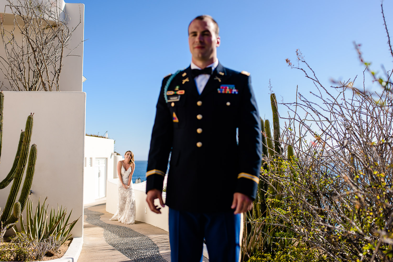  Groom waiting for his bride, first look photo session 