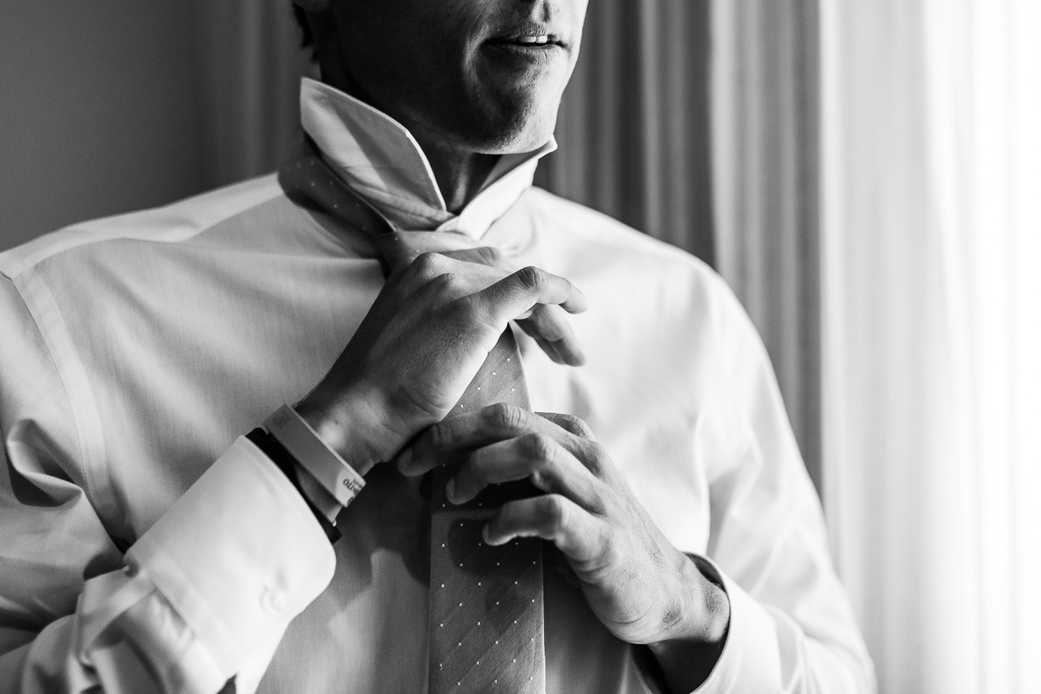  The handsome groom and is getting dressed for the big day of the couple. GVphotographer is an amazing profesional wedding photographer based in Cabo San Lucas, Mexico 