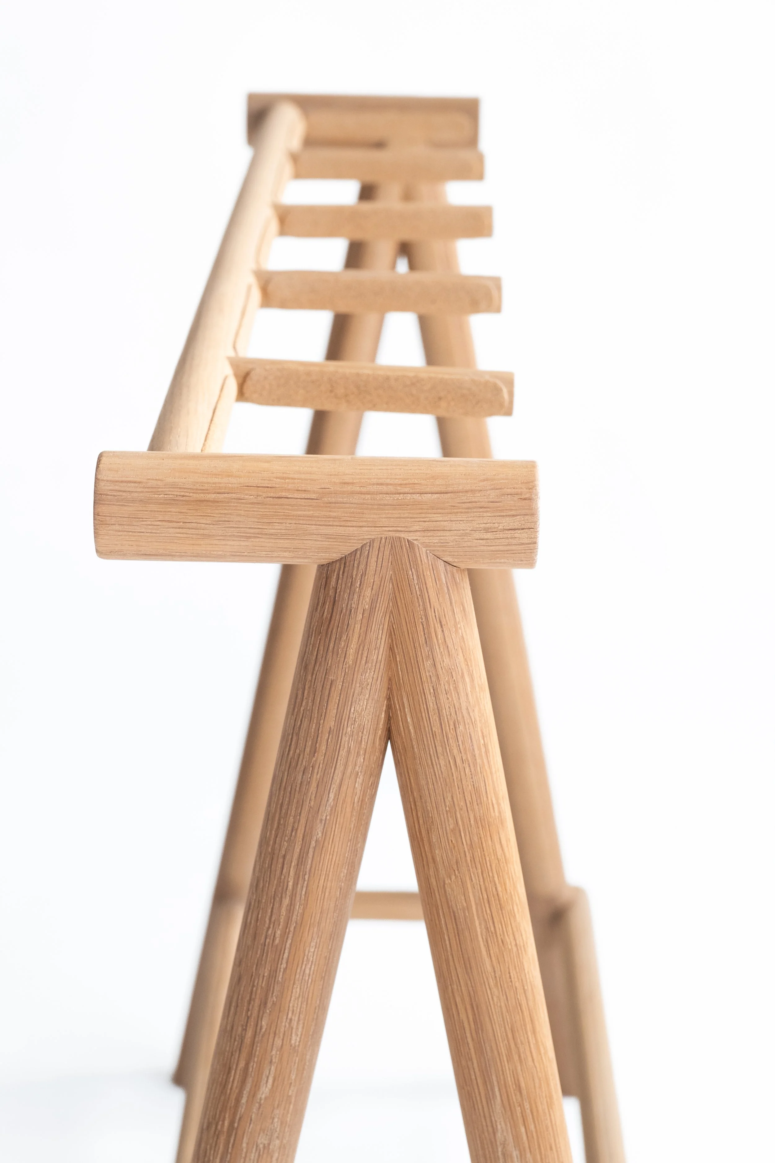 YVONNE_MOUSER_GUITAR_STAND_2.jpg