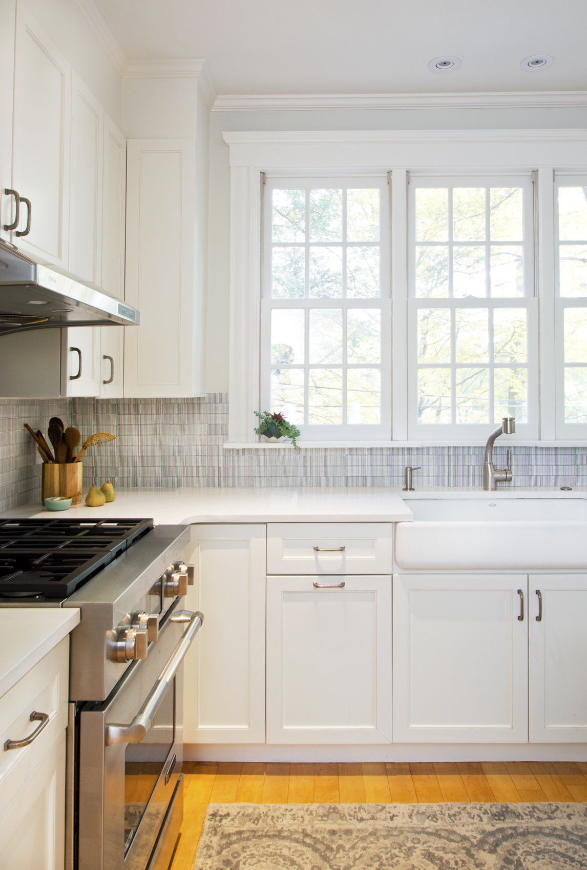 WhiteKitchen-GrayscaleDesign.JPG