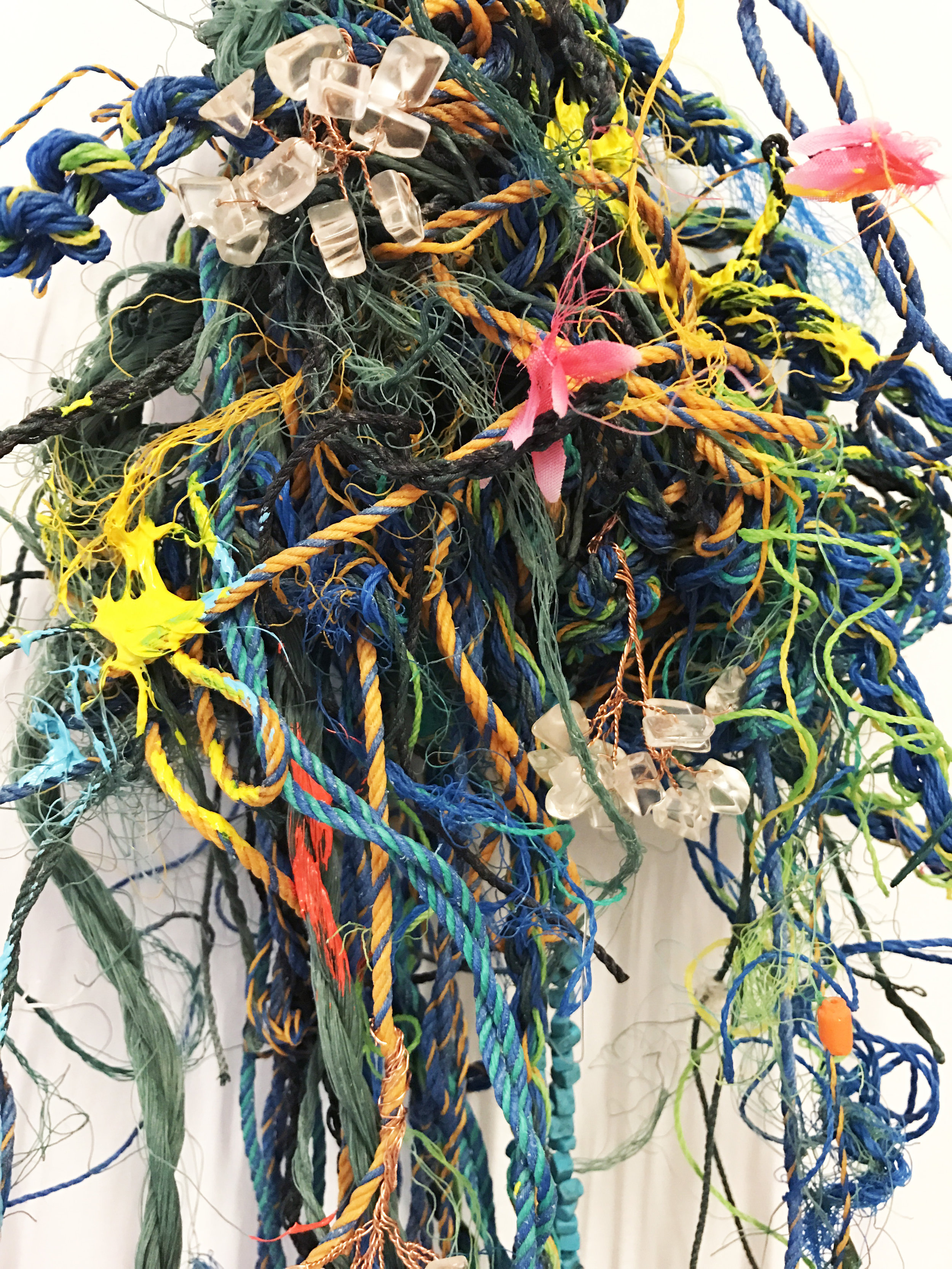 阿里.貝瓦吉Ari Bayuaji〈祈禱之珠 #3|Prayer Beads #3〉,2018,拾得塑膠繩、漁網、金屬項鍊、青銅鐘、壓克力|Found Plastic ropes, parts of fishing net, metal necklace, bronze bell, acrylic paint,96 x 26 x 15 cm|38 x 10 x 6''(局部圖).jpg