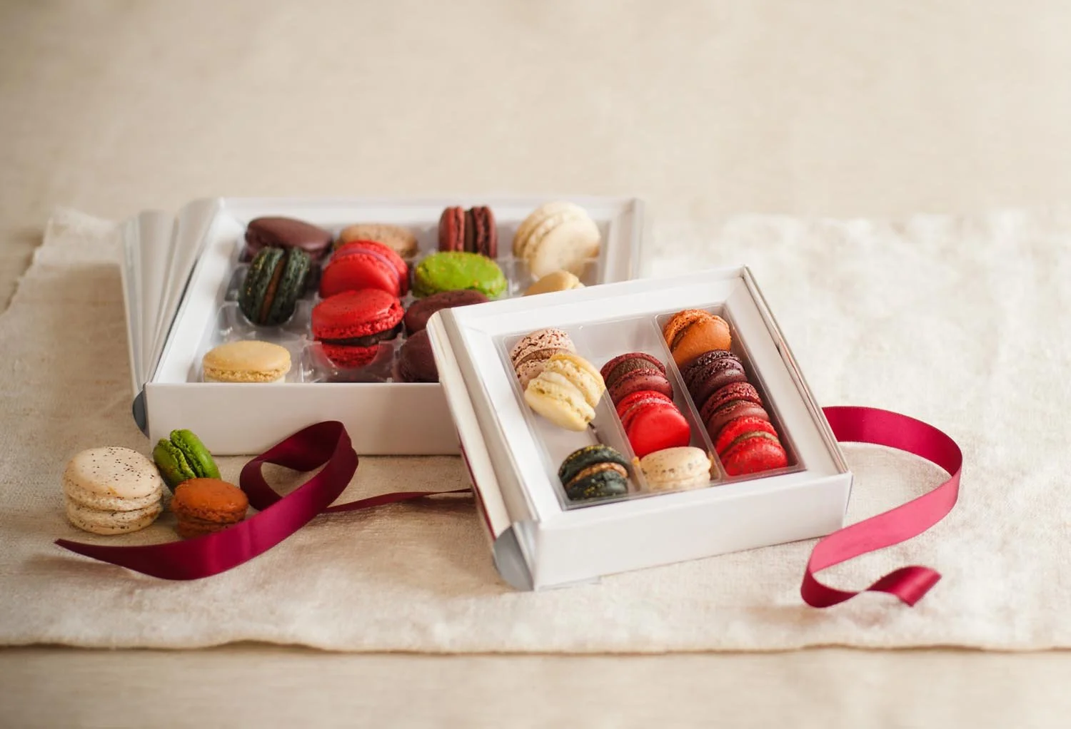 Stockfood_334001-02065_Exclusive_Richart_Macarons_for_Champagne_2.jpg