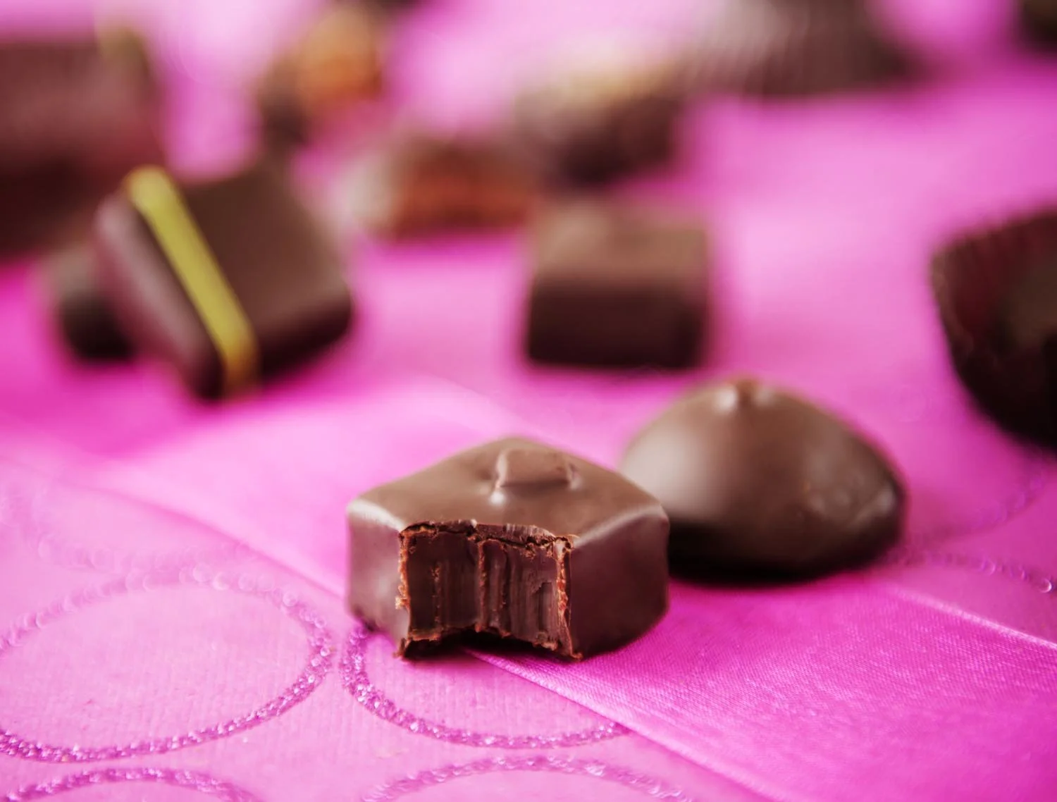 Stockfood_000885-04244_Spring_Truffle_Duo_By_Zoës_Chocolates_03.jpg