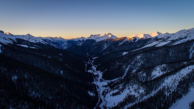 Another one from the past few early missions....sunrise in the San Juan's! Cool perspective using the drone as the sun just starts to hit the tips of the mountains. #colorado #co #beautiful #mountains #silverton #sanjuans #sunrise #tooearly #sun #aer