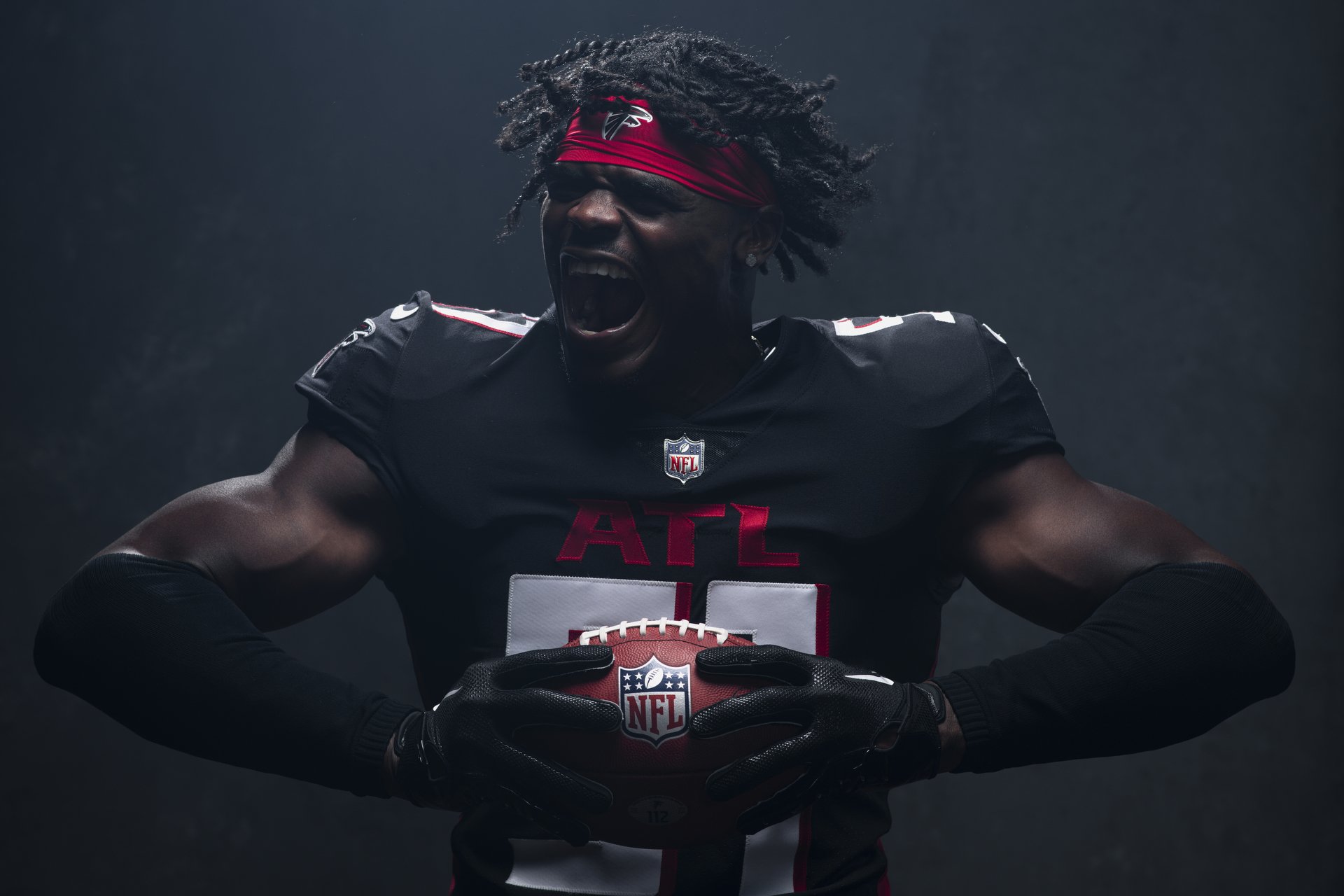  Atlanta Falcons edge DeAngelo Malone #51 poses during 2022 Creative Day at CW Davis Middle School in Flowery Branch, GA, on June 13, 2022. (Photo by Shanna Lockwood/Atlanta Falcons) 