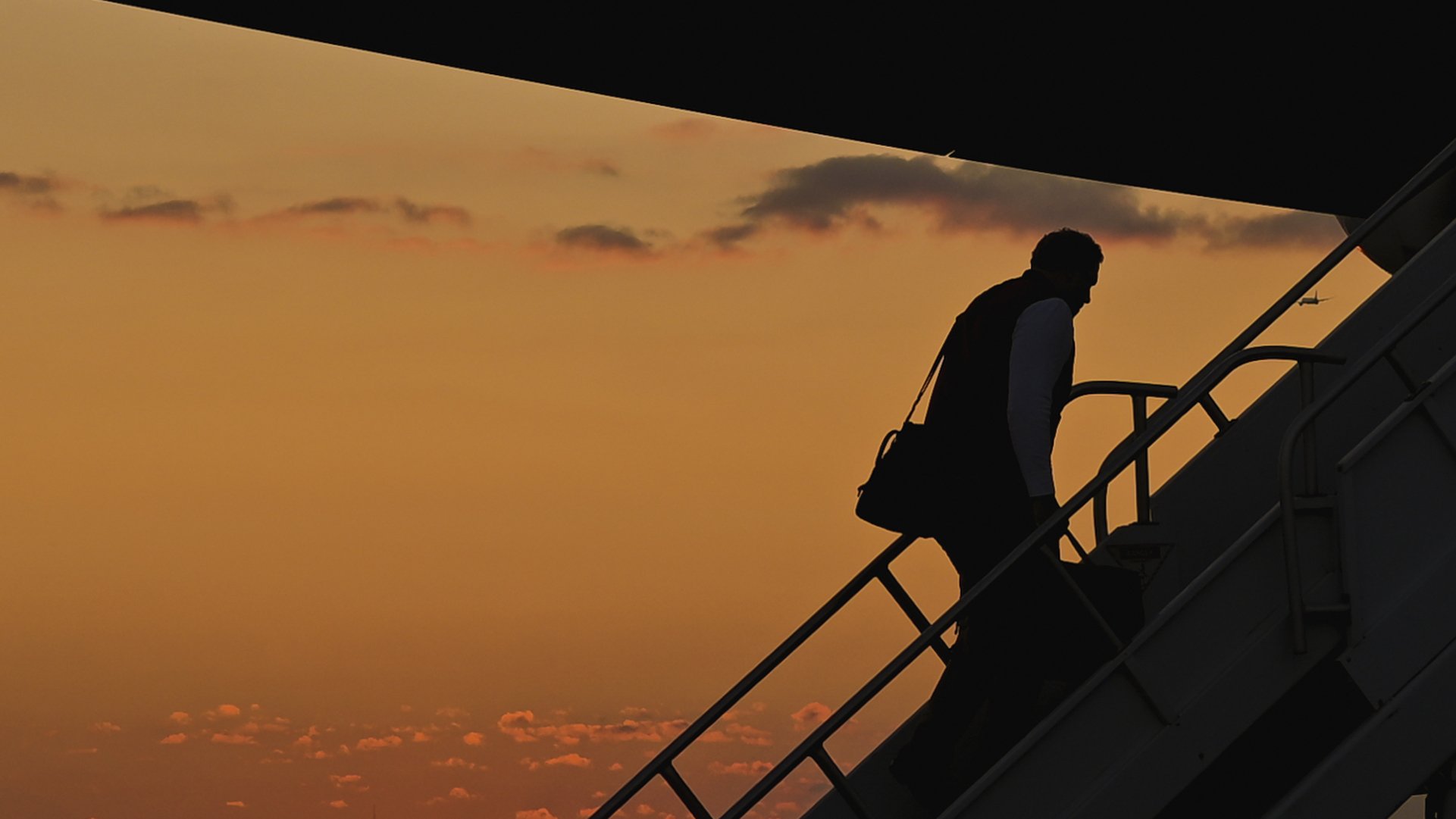  Atlanta Falcons head coach Arthur Smith boards the plane at Atlanta Airport in Atlanta, Georgia, on Saturday, September 17, 2022  for the game against the Los Angeles Rams. (Photo by Shanna Lockwood/Atlanta Falcons) 