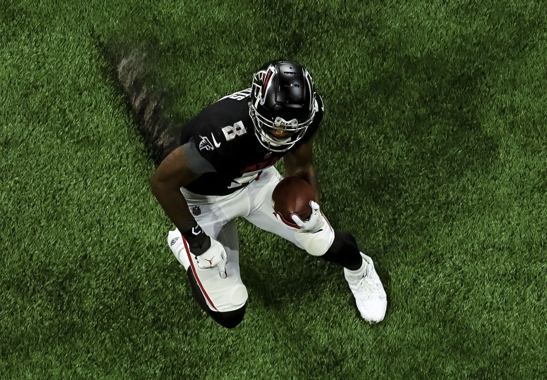  Atlanta Falcons tight end Kyle Pitts #8 runs after catching a pass during the second half against the Carolina Panthers at Mercedes-Benz Stadium in Atlanta, Georgia on Sunday, October 30, 2022. (Photo by Shanna Lockwood/Atlanta Falcons) 