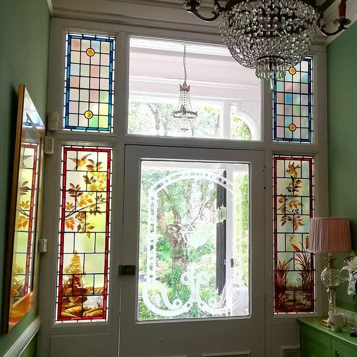 Here's some pictures of the other beautiful panels I had the chance to work on this week. Cleaning and consolidation in situ with a few lead repairs ❤️
.
Sidelights beside doors become loose over time so it was important to reinforce these windows an