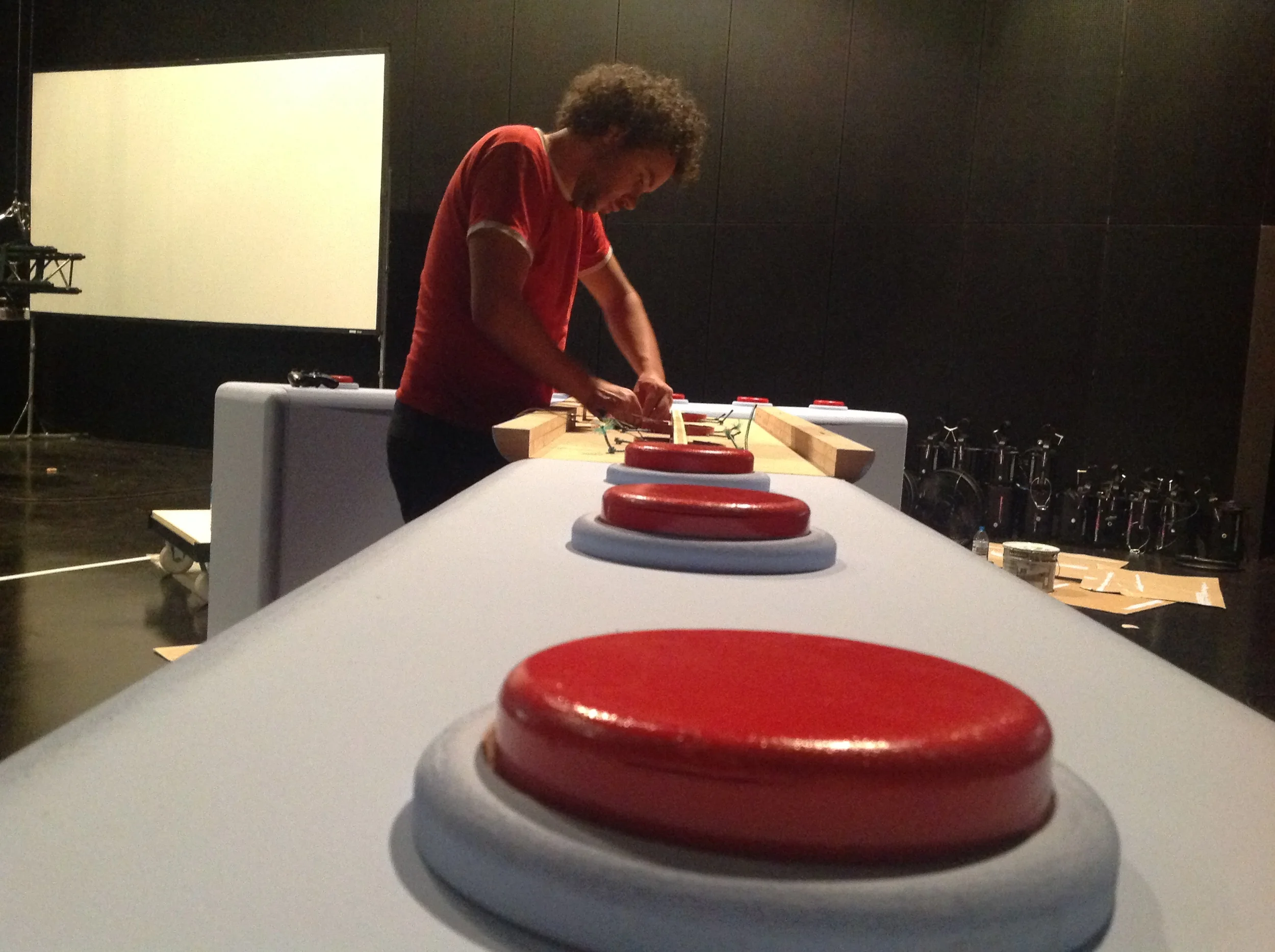 Montage des manettes géantes.