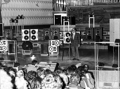 Schaeffer présente l'Acousmonium (1974).