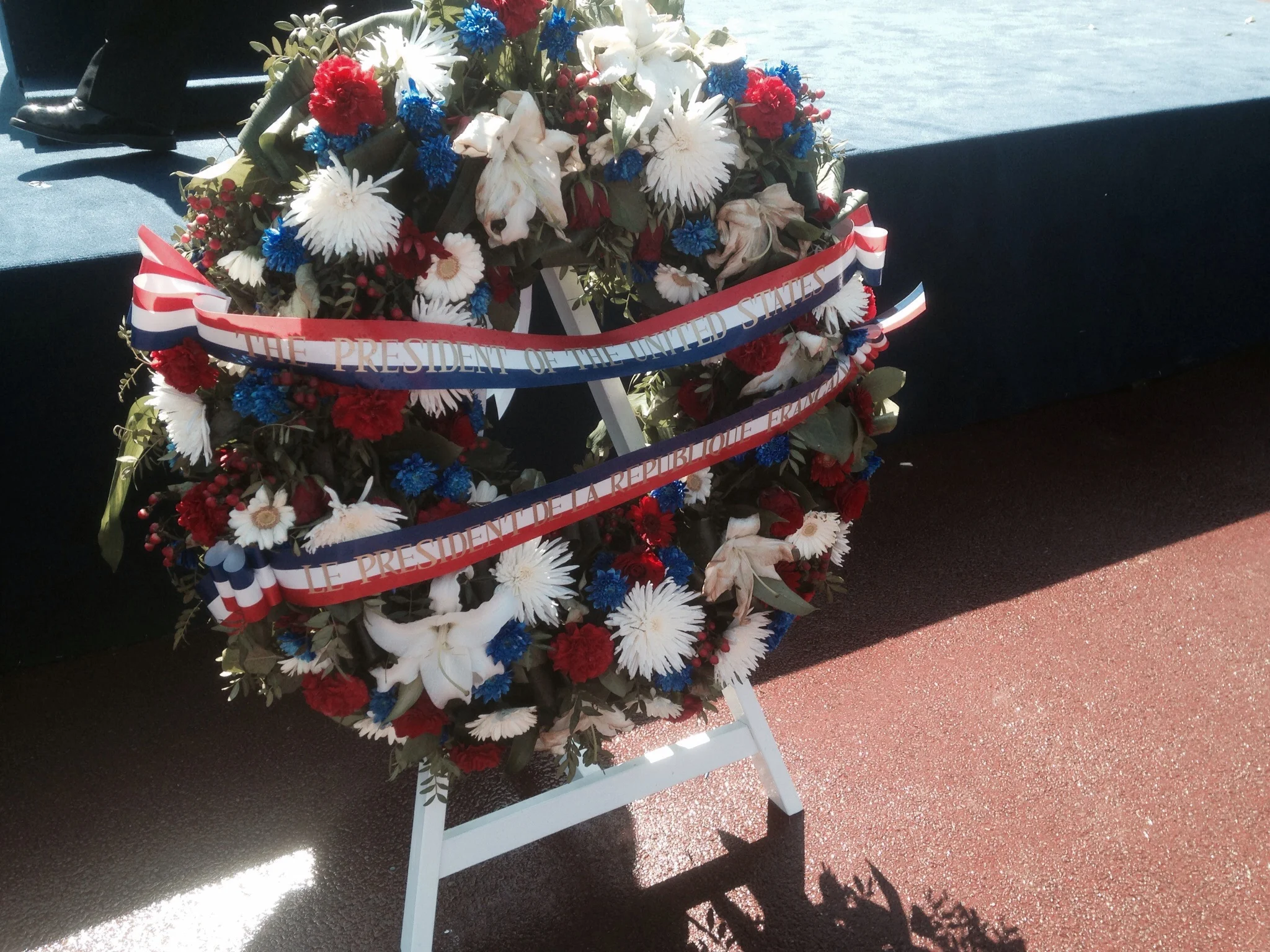 Presidential wreath, acknowledging both US and French Republic officials 