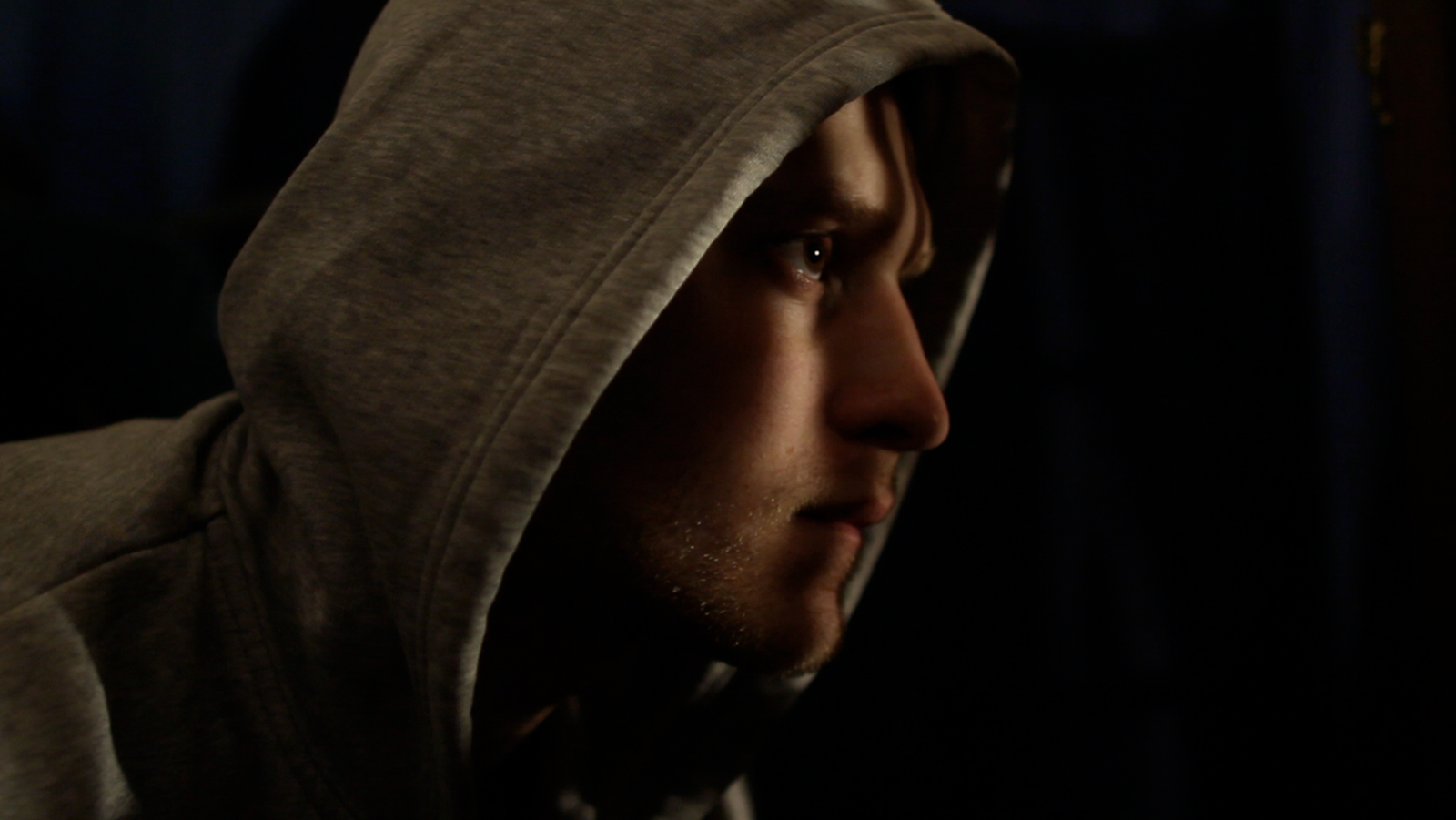 After breaking into an apartment, a thief becomes witness to a series of unsettling events that call for his intervention. 