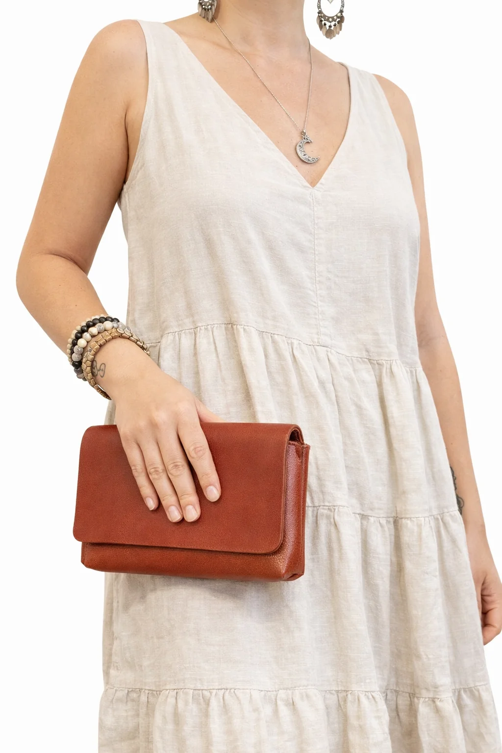 Bolso_de_cuero_ADA_con_modelo_casual.png