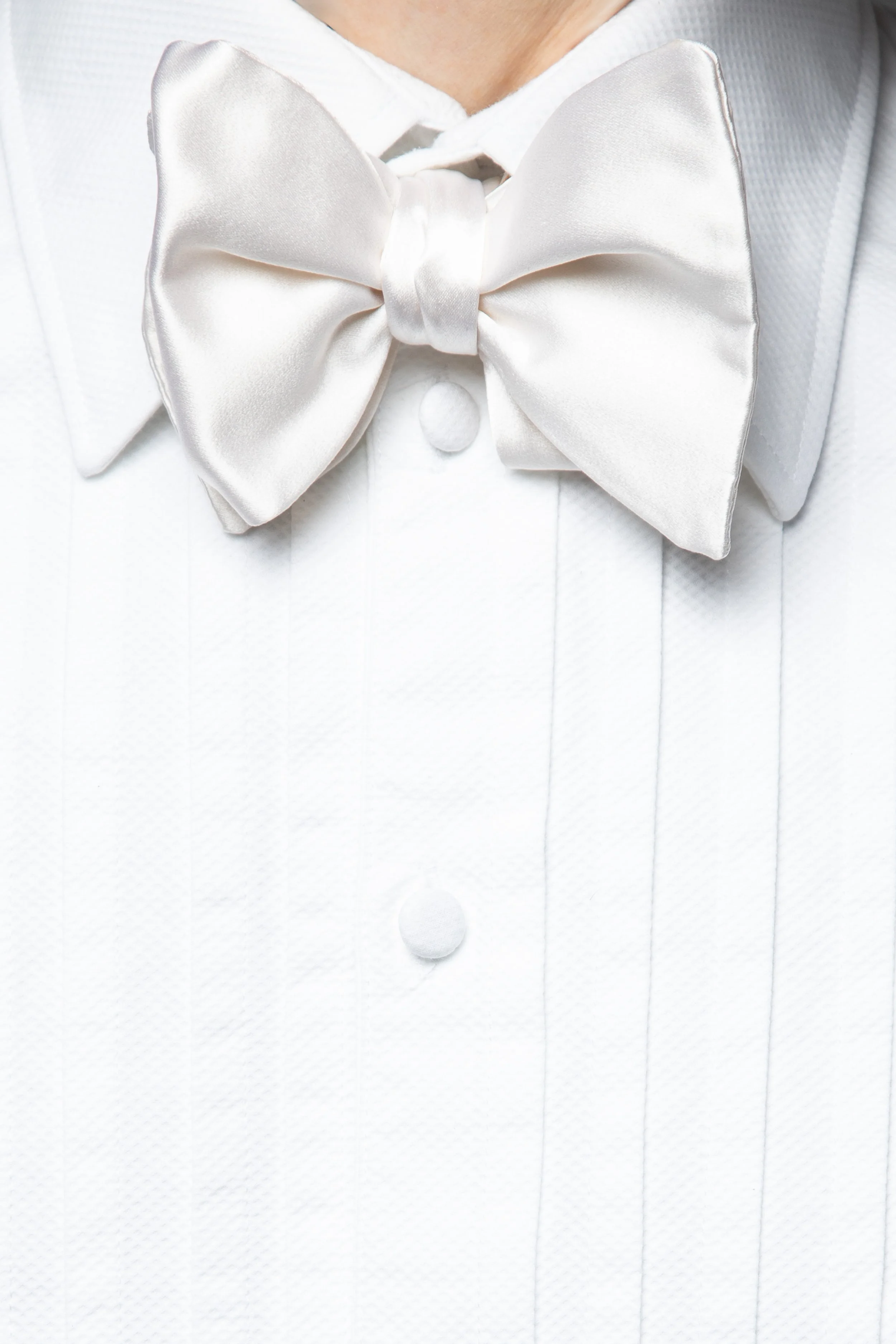 WHITE SILK BOWTIE 1.jpg