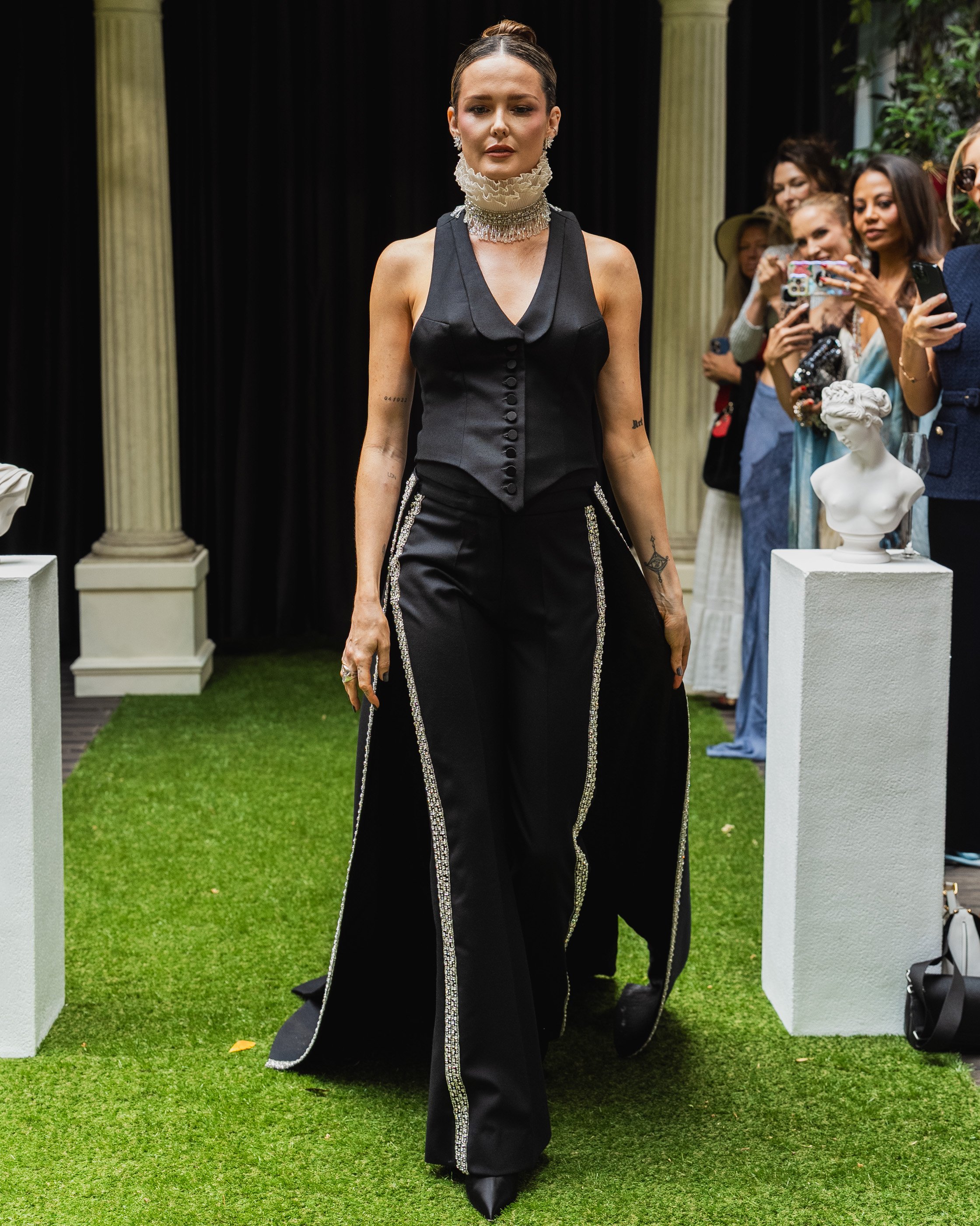 Look 16