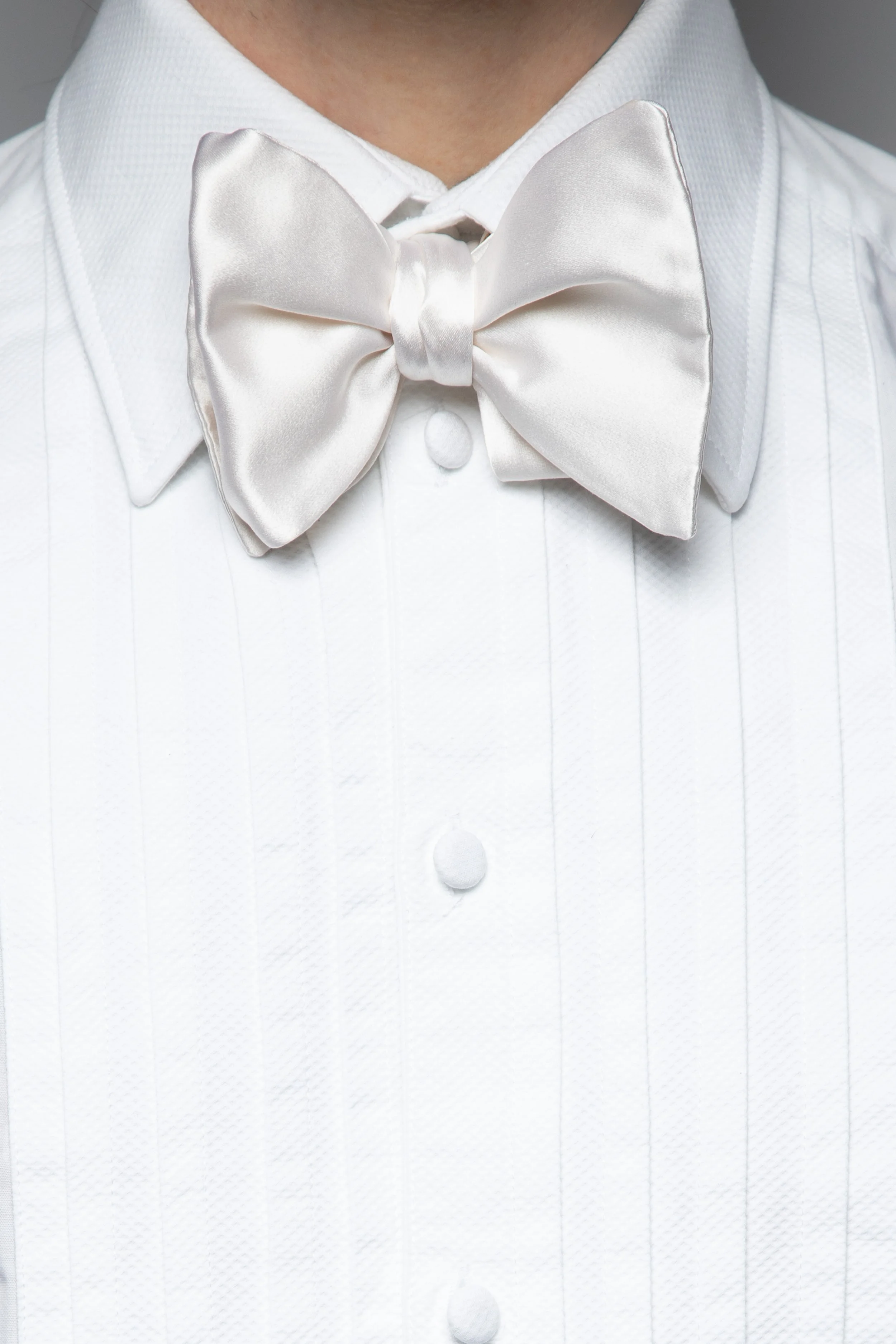 WHITE SILK BOWTIE.jpg