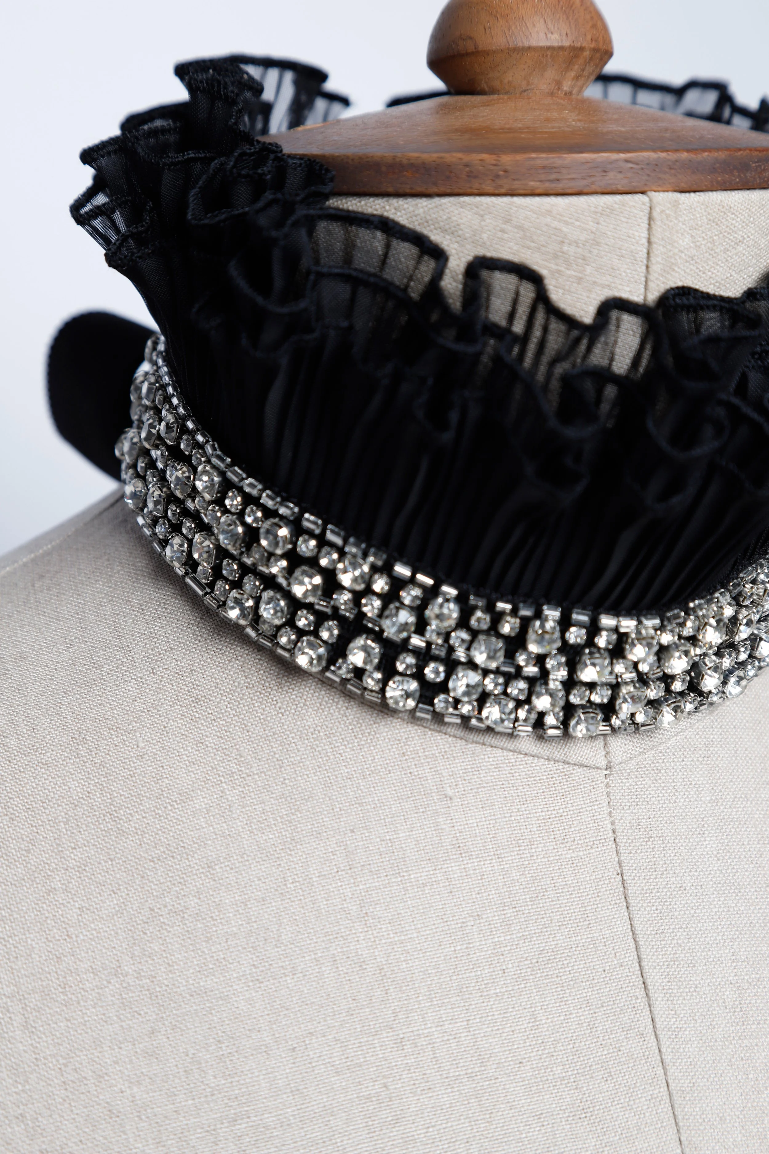 neck ruff black detail 1.jpg