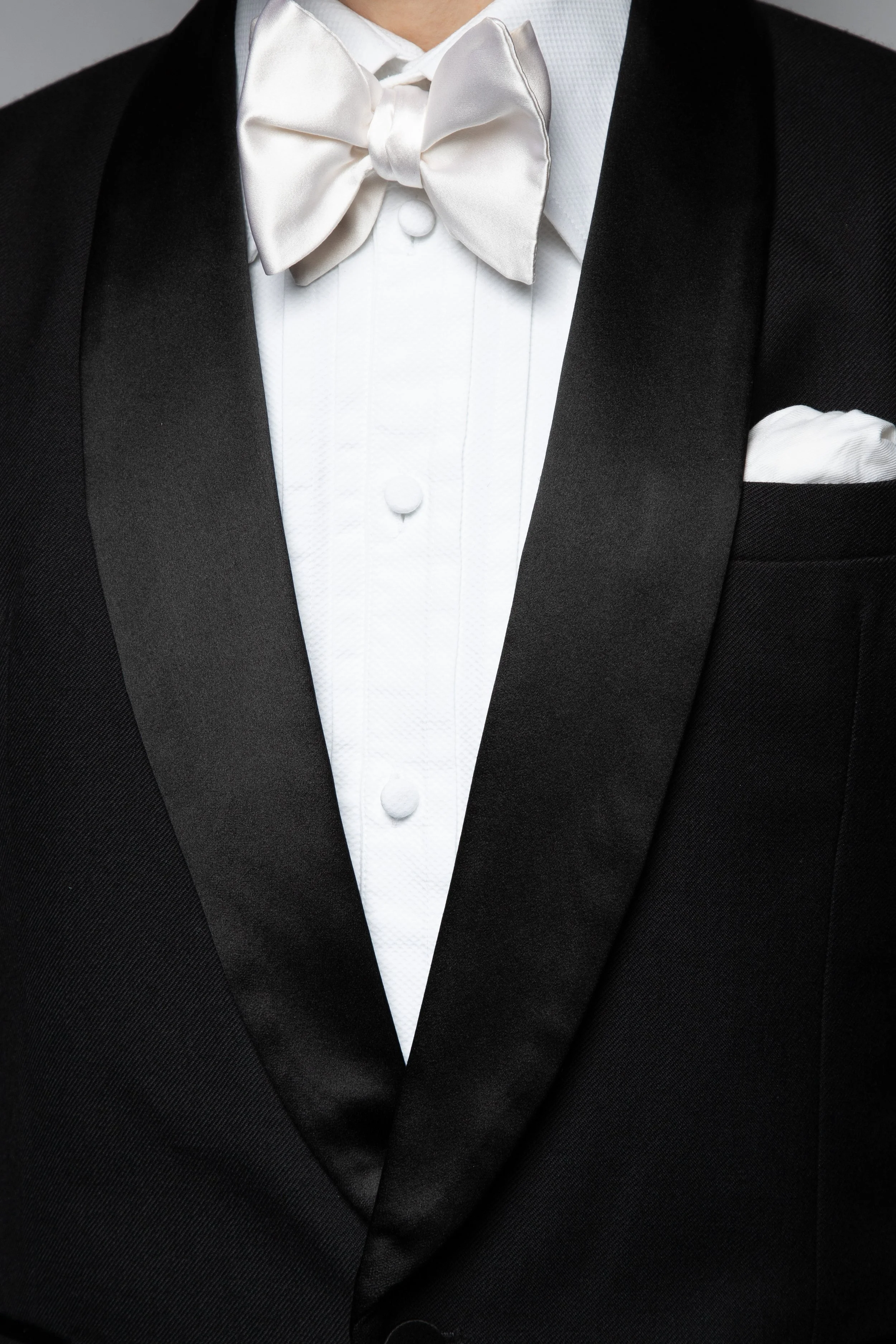 WHITE SILK BOWTIE 2.jpg