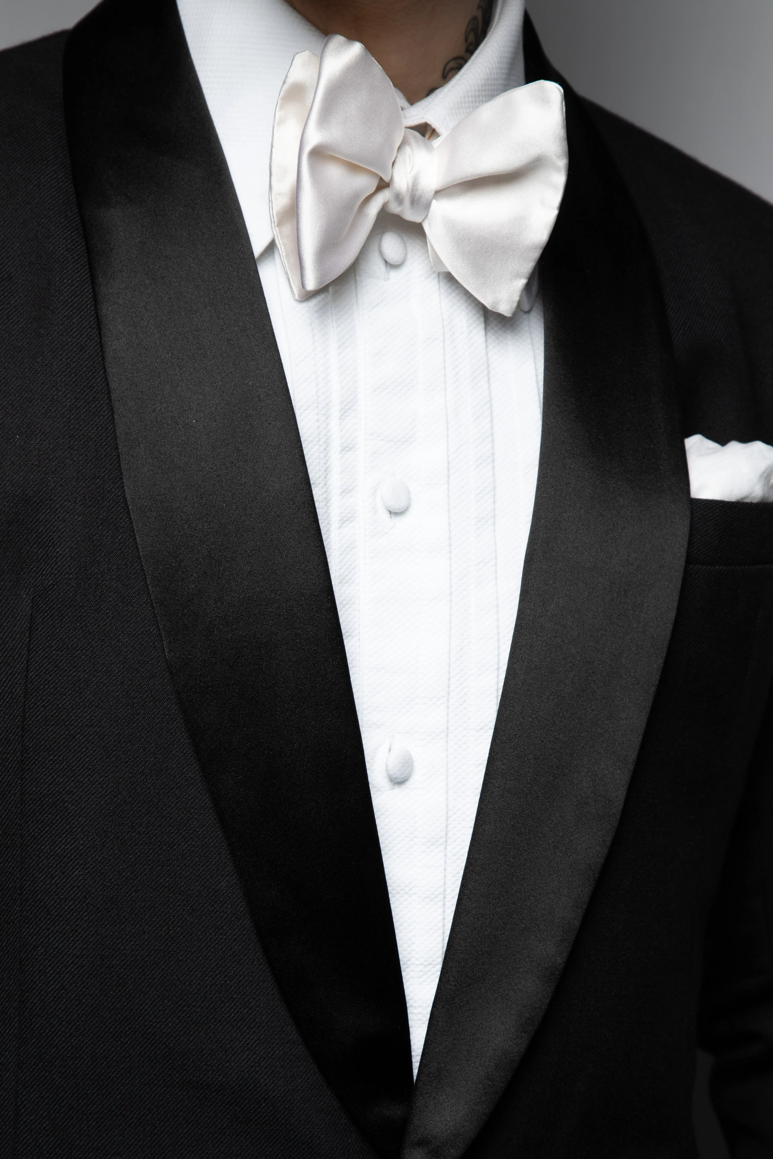WHITE SILK BOWTIE 3.jpg