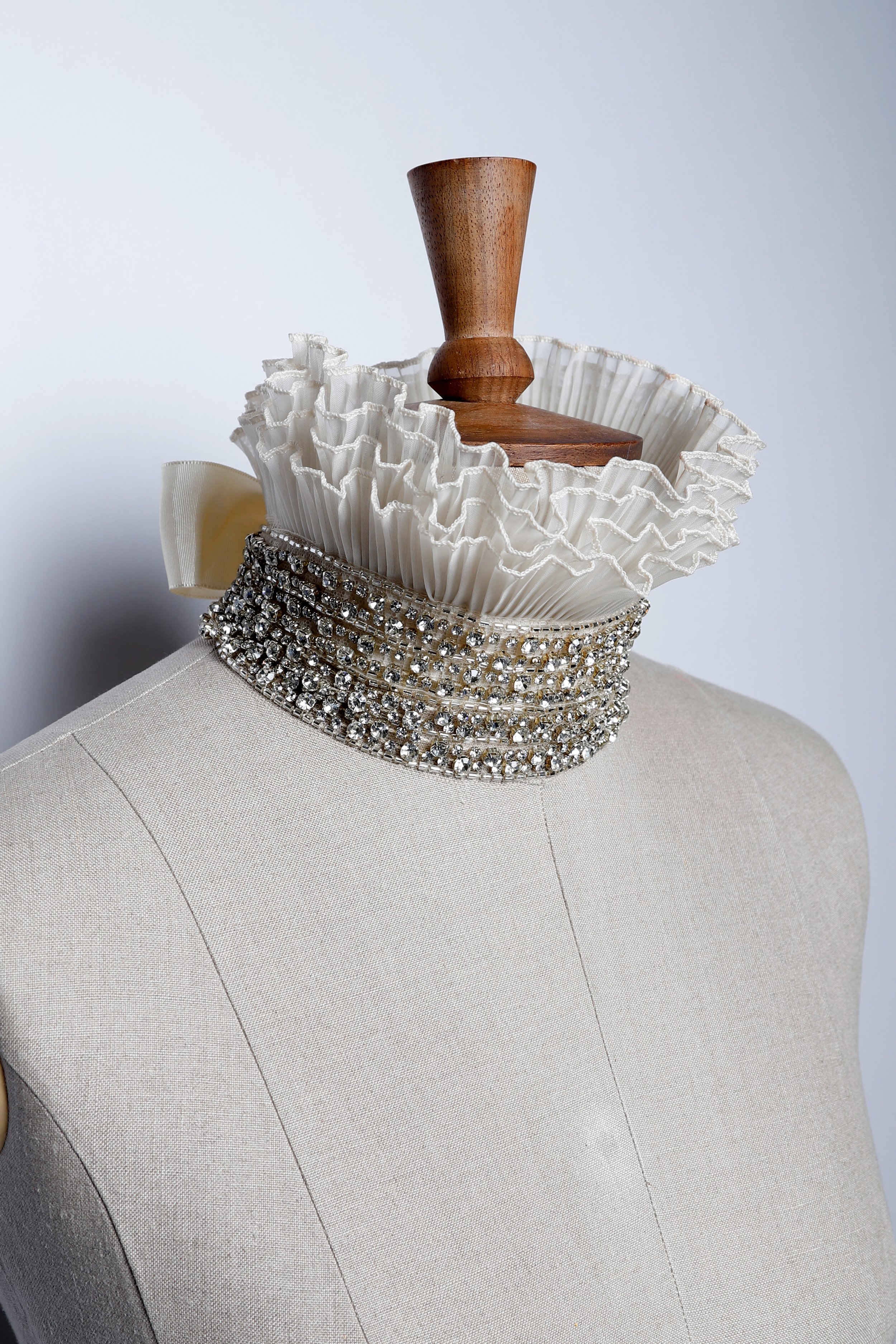 WHITE RUFFLE COLLAR DETAIL.jpg