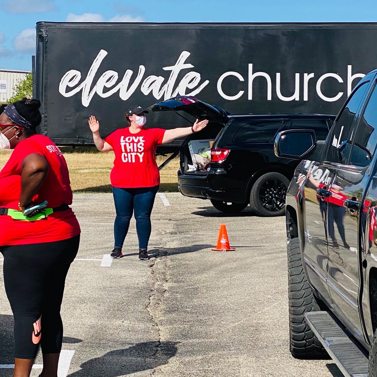 We love this community - 75 peeps serving 1200 boxes of produce and 750 backpacks full of supplies. - see you all next Sat for some more fresh 🍑🍍🍊🍐🧅🥔🥕🍠. @elvt.church. Weekend just gettin started with stories... last week 14 decisions for Jesu