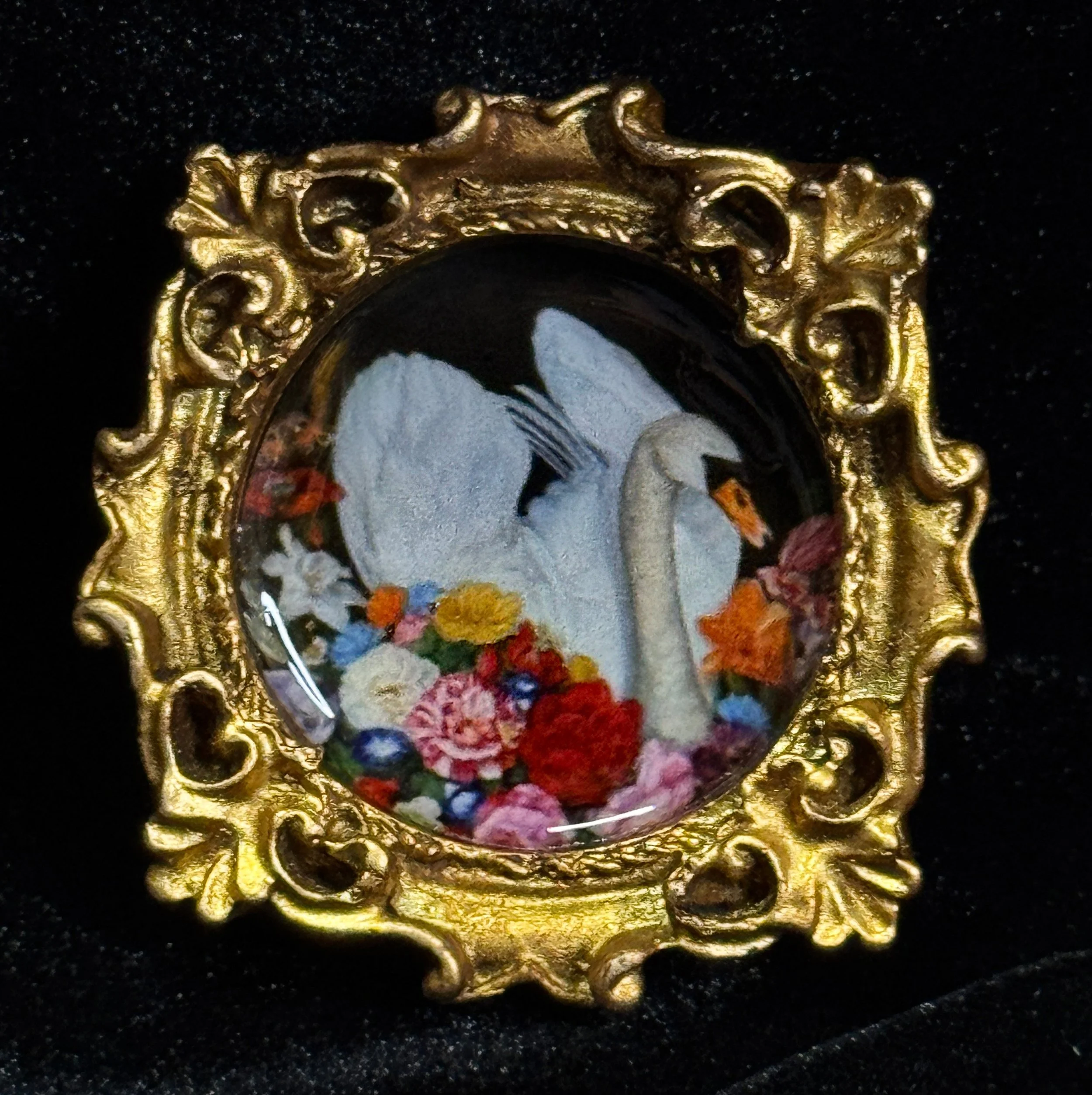 Small Magnet Swan 1.jpg