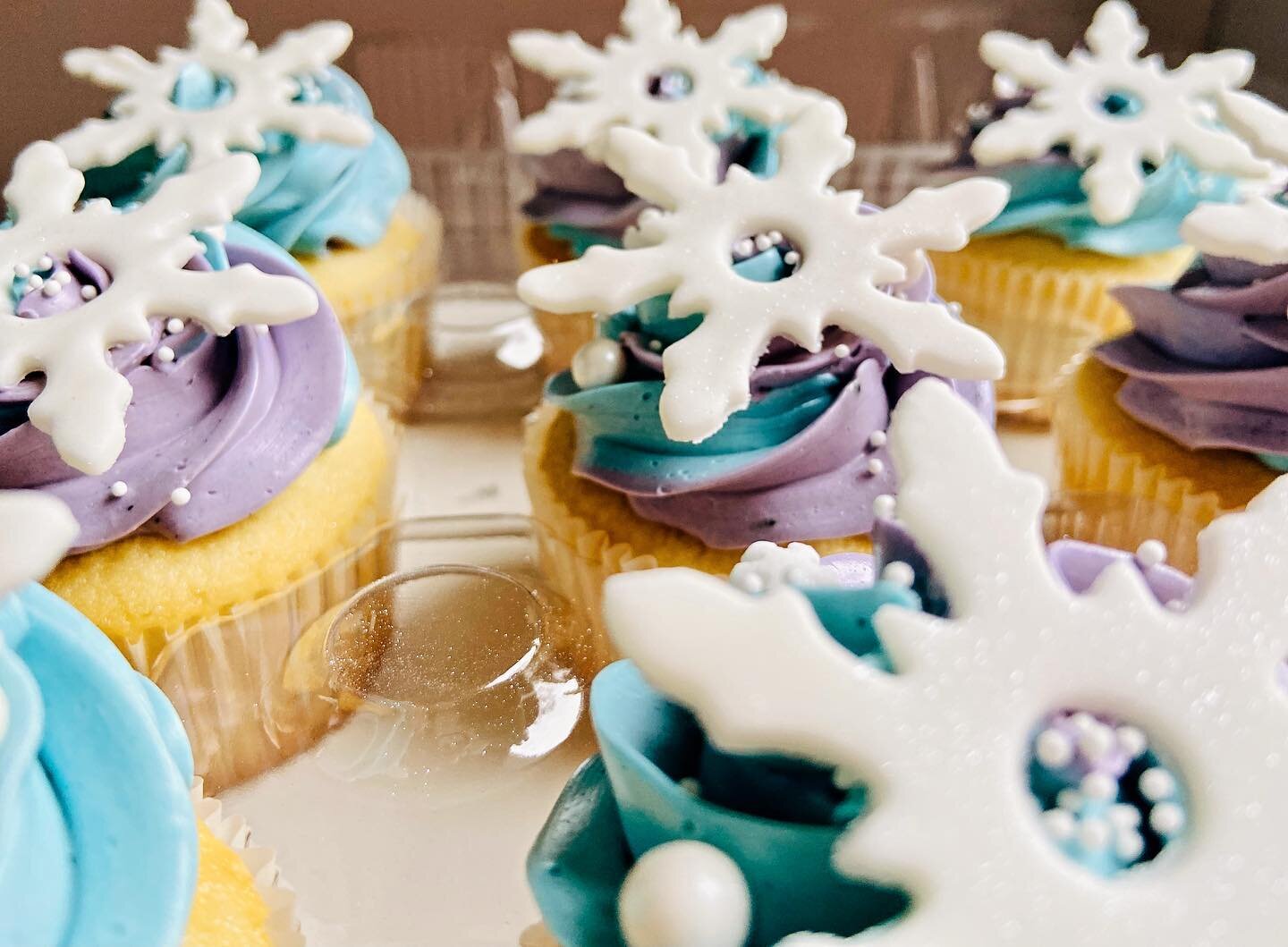 Frozen Birthday Party ❄️☃️❄️

Vanilla cupcakes + vanilla buttercream