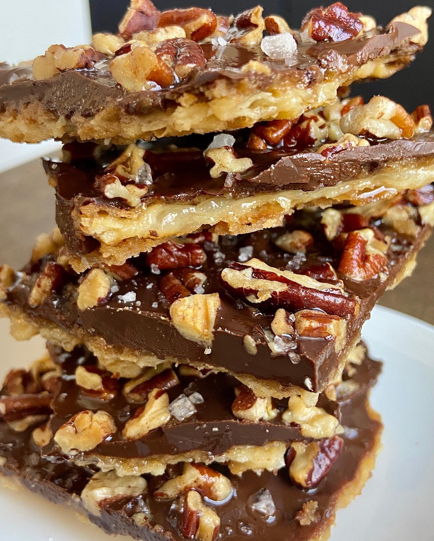 Ok! So chocolate again 😂
In the most delicious, addictive form: matzoh crunch🤩

Layers of crunchy matzoh with caramel made from scratch, Belgian chocolate, toasted pecans and a touch of sea salt.
SO GOOD😍😍😍

Want some?
DM to order 📨
.
.
.
.
.
.