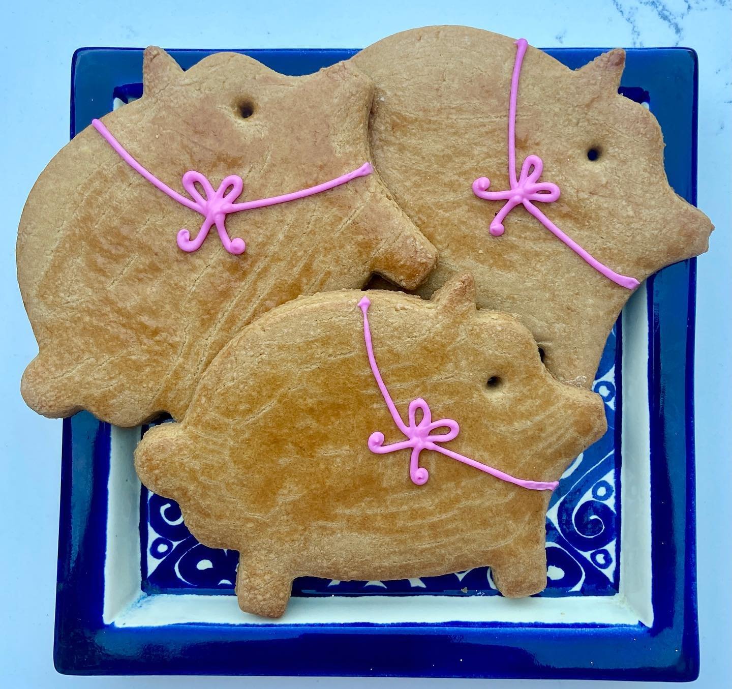 Cochinitos de piloncillo 🐷
Molasses piggies

These traditional Mexican cookies get their delicious flavour and colour from piloncillo, a dark, unrefined sugar widely used in M&eacute;xico.
They are similar in texture to soft gingerbread 😋

The pink