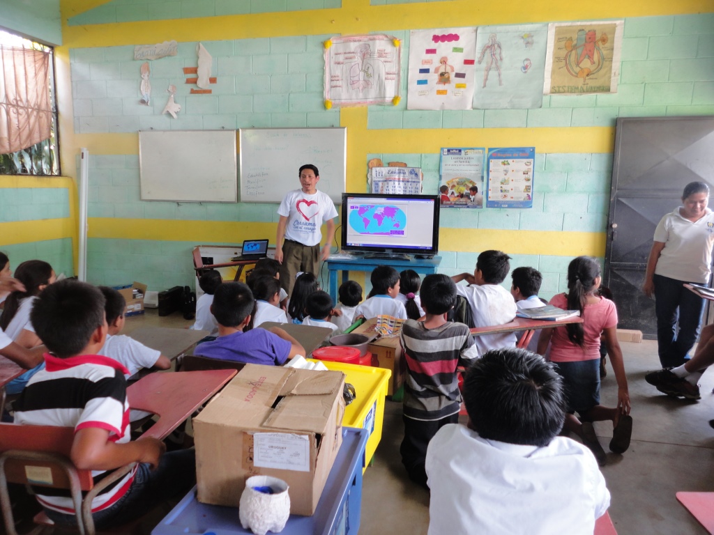 5th grade geography lesson with the new equipment at Corcho Sur.