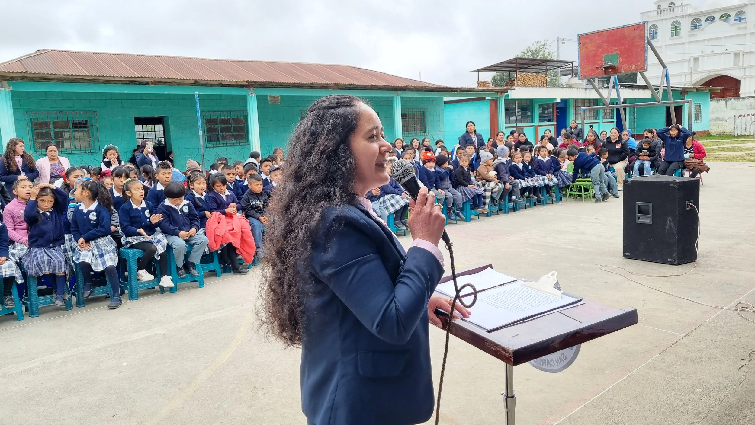 Equipment handoff - School San Francisco Chuatuj