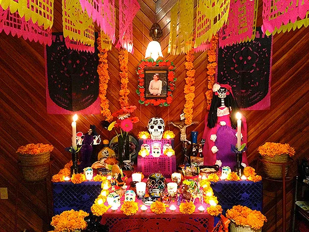 A typical Ofrenda in Mexico. Image courtesy of mxcity.mx