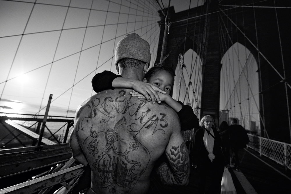  Jerell Willis carries his son Fidel across the Brooklyn Bridge. 2012&nbsp;© Zun Lee 