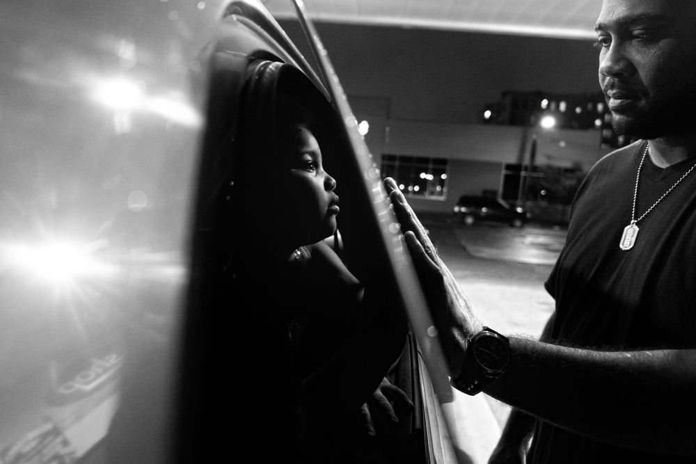  Blly Garcia shares a tender moment with daughter Esmeralda during a trip to the gas station. 2012&nbsp;© Zun Lee 