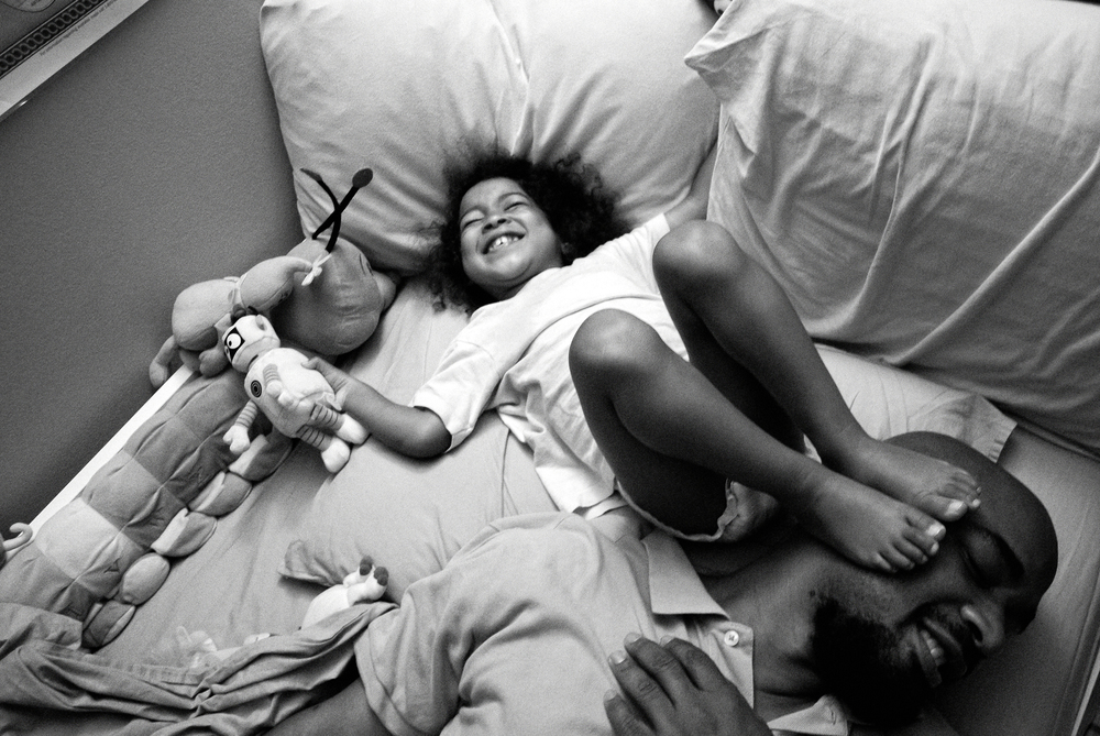  Bedtime shenanigans with Carlos Richardson and his daughter Selah. 2012&nbsp;© Zun Lee 