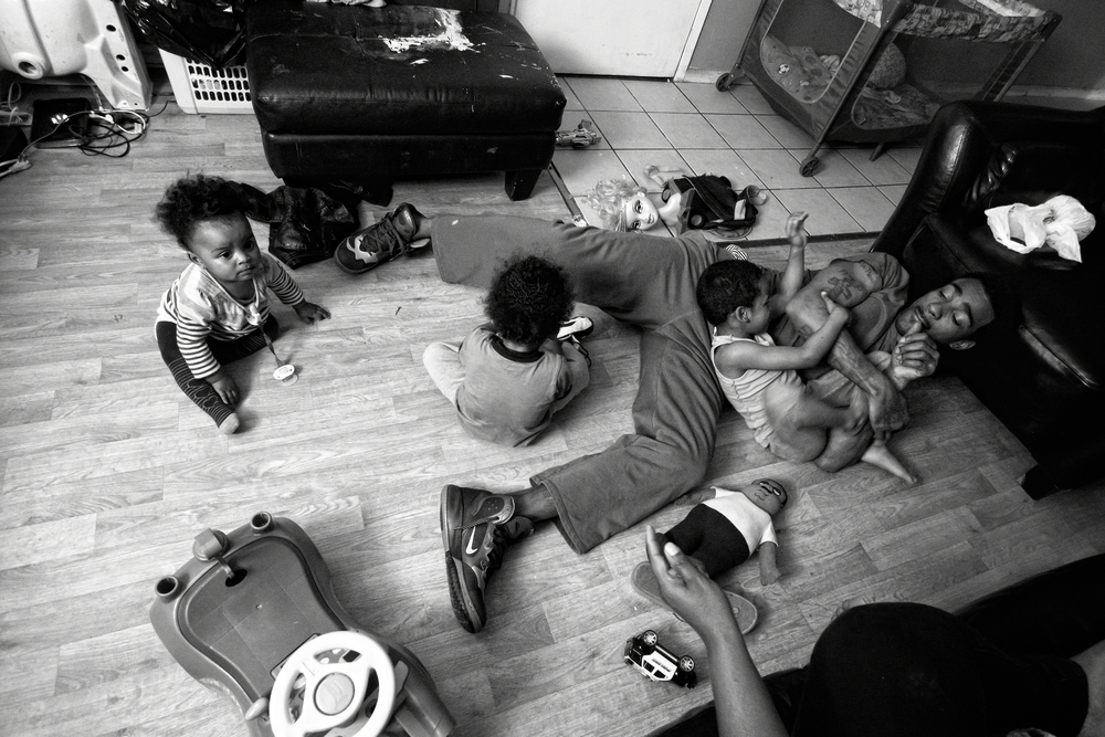  Guy MIller plays with his children after coming come from work. 2013&nbsp;© Zun Lee 