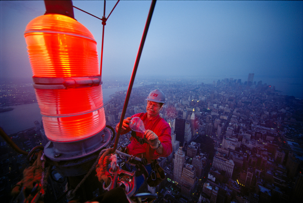  Tom Silliman changes a lightbulb on top of the Empire State Building National Geographic 2001 © Joe McNally 