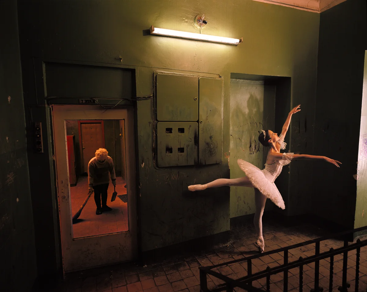 Anna Ivanova, Bolshoi prima ballerina, in a Moscow tenement building 1997 © Joe McNally