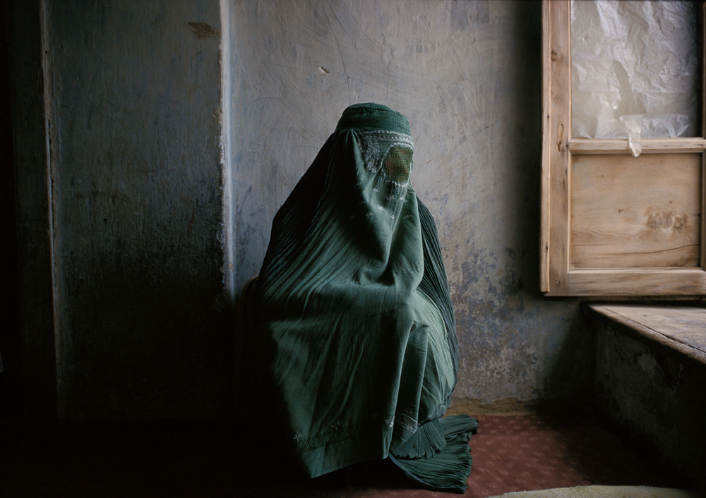  Afghan woman at home in Kabul 1997 © Joe McNally 