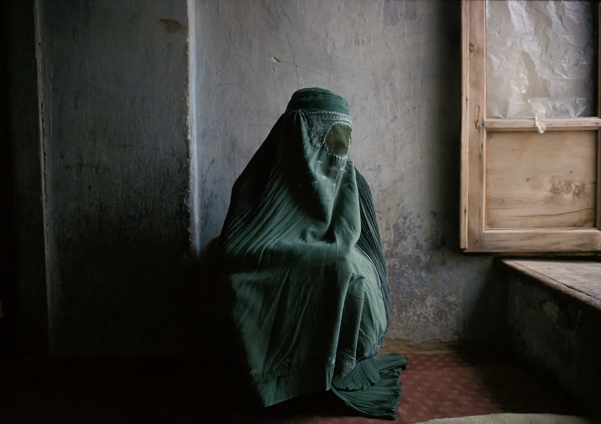 Afghan woman at home in Kabul 1997 © Joe McNally