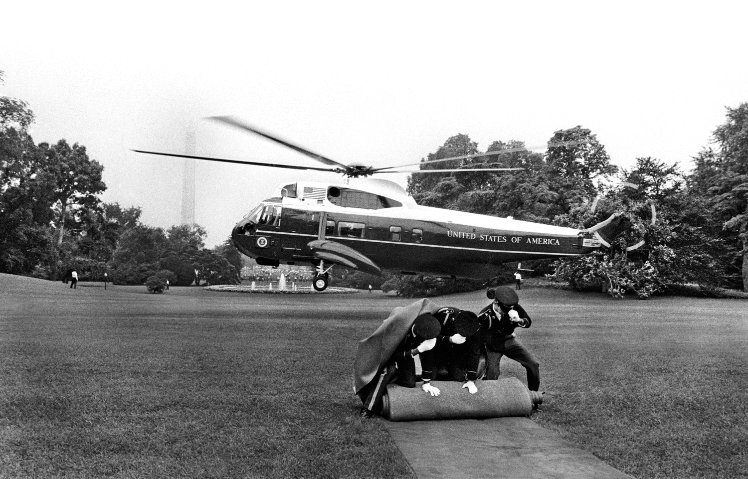 President Richard Nixon and his wife leave the White House in a helicopter, to their home in San Clemente, California after his resignation. August 9, 1974 © Jean-Pierre Laffont