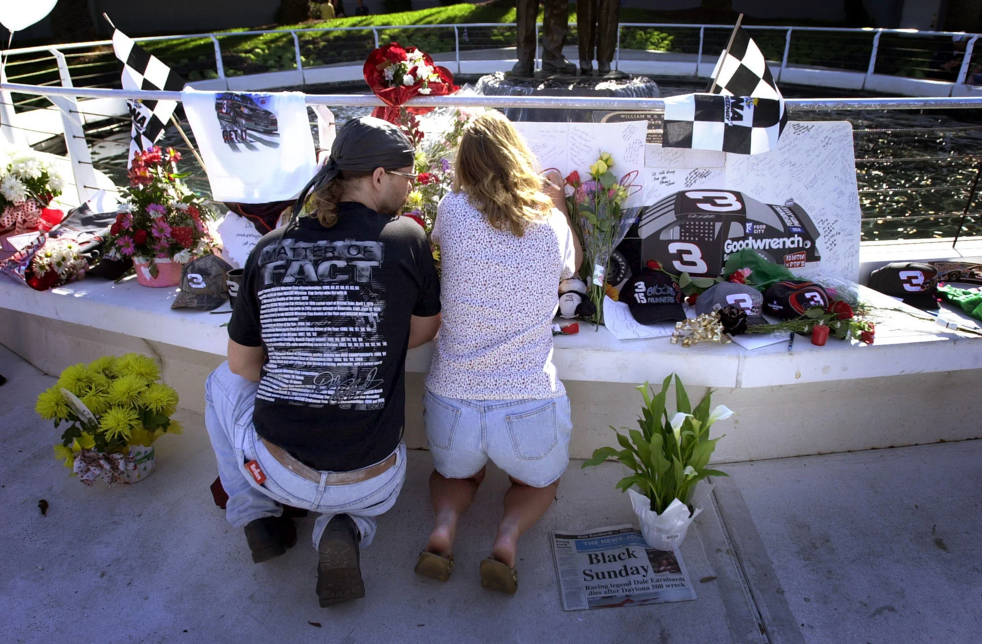 Two fans at a makeshift memorial for Dale Earnhardt who was killed during a crash on the last lap of the Daytona 500. February 19, 2000 © David Bergman for Sports Illustrated