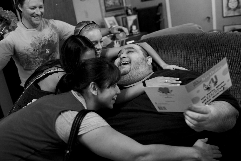   Hector Garcia&nbsp;gets a visit from his family to celebrate his 45th birthday.  © Lisa Krantz/San Antonio Express-News/ZUMA Press   
