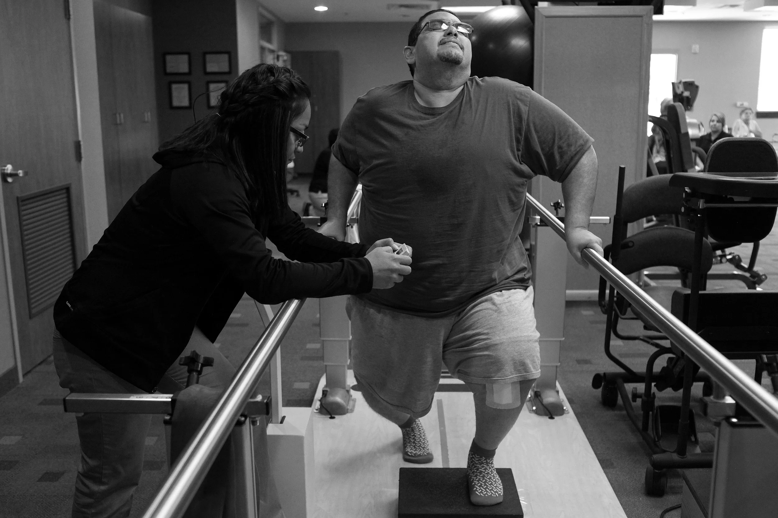 Hector Garcia undergoes physical therapy after his first knee replacement operation. © Lisa Krantz/San Antonio Express-News/ZUMA Press