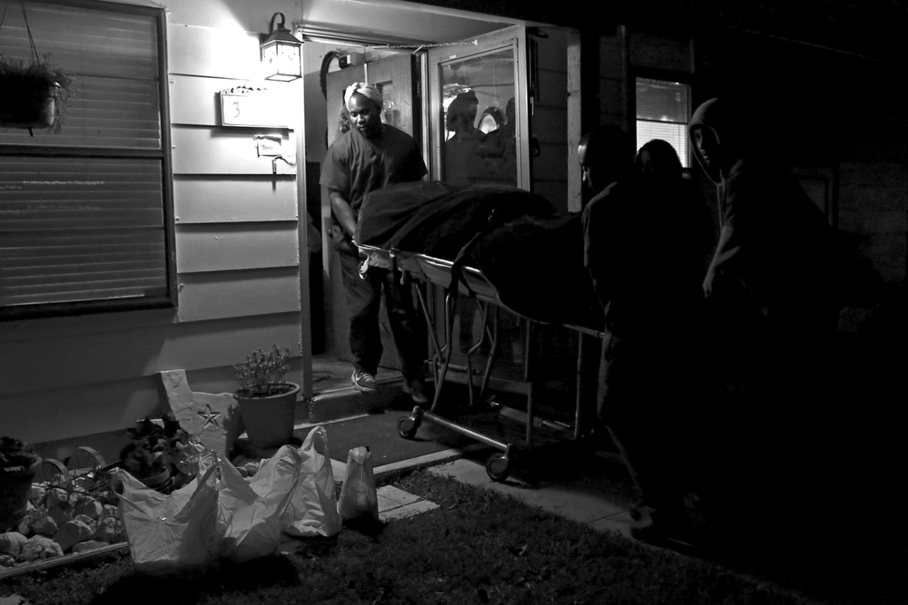   The deceased body of Hector Garcia Jr. is removed from his home by contractors with the Bexar County Medical Examiner's office after he said he couldn't breathe and collapsed.&nbsp; © Lisa Krantz/San Antonio Express-News/ZUMA Press   