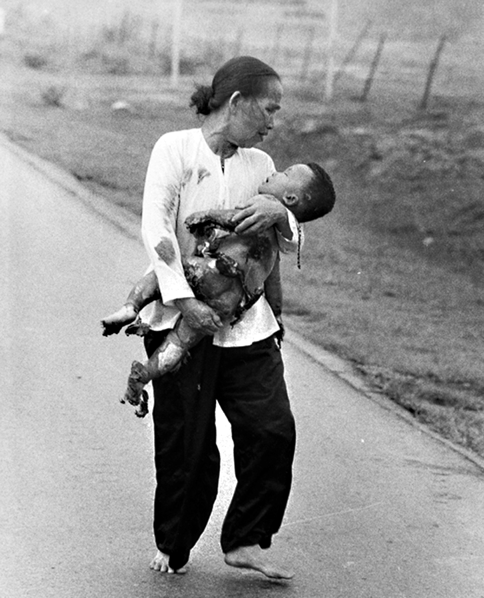  Mother running with her fatally wounded child after napalm attack, Trang Bang, Vietnam June 8, 1972. © 2015 David Burnett/Contact Press Images 