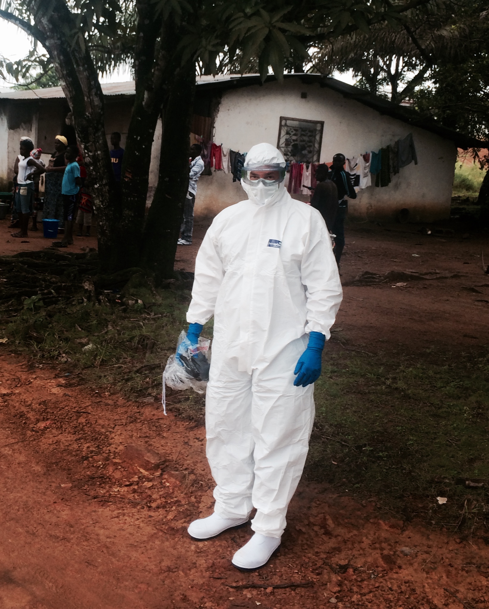 Daniel Berehulak in his head-to-toe protective suit, boots, gloves and goggles. Liberia, 2014. © Mohammed Diallo