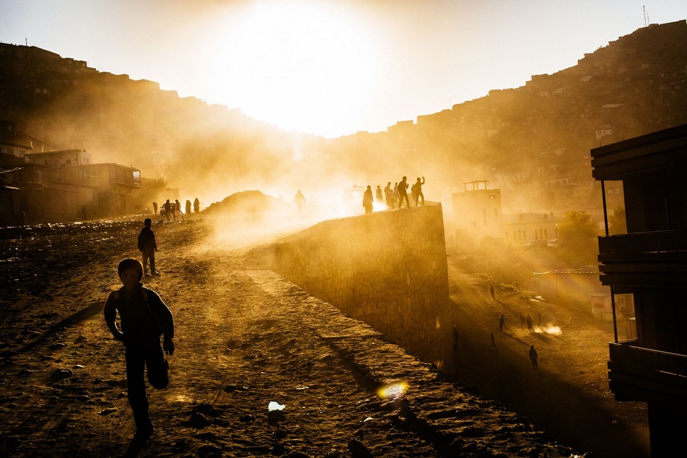   Afghan children play on the roadside in Kabul, Afghanistan. November 11, 2012 © Daniel Berehulak/Getty Images  