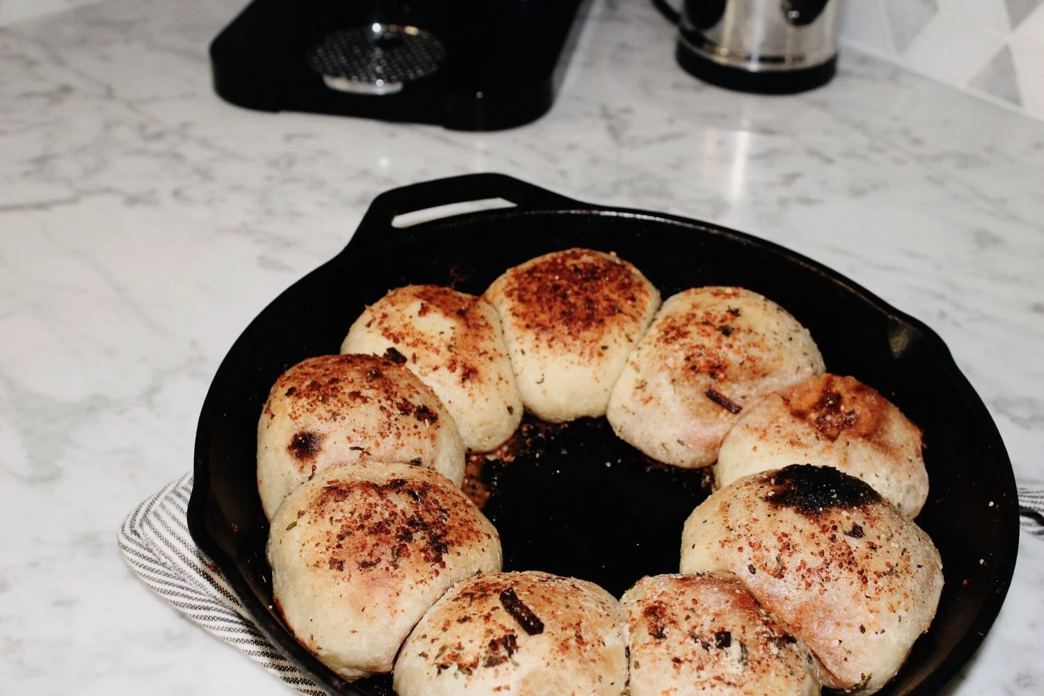 recipe. cheesy garlic bread meatball ring.