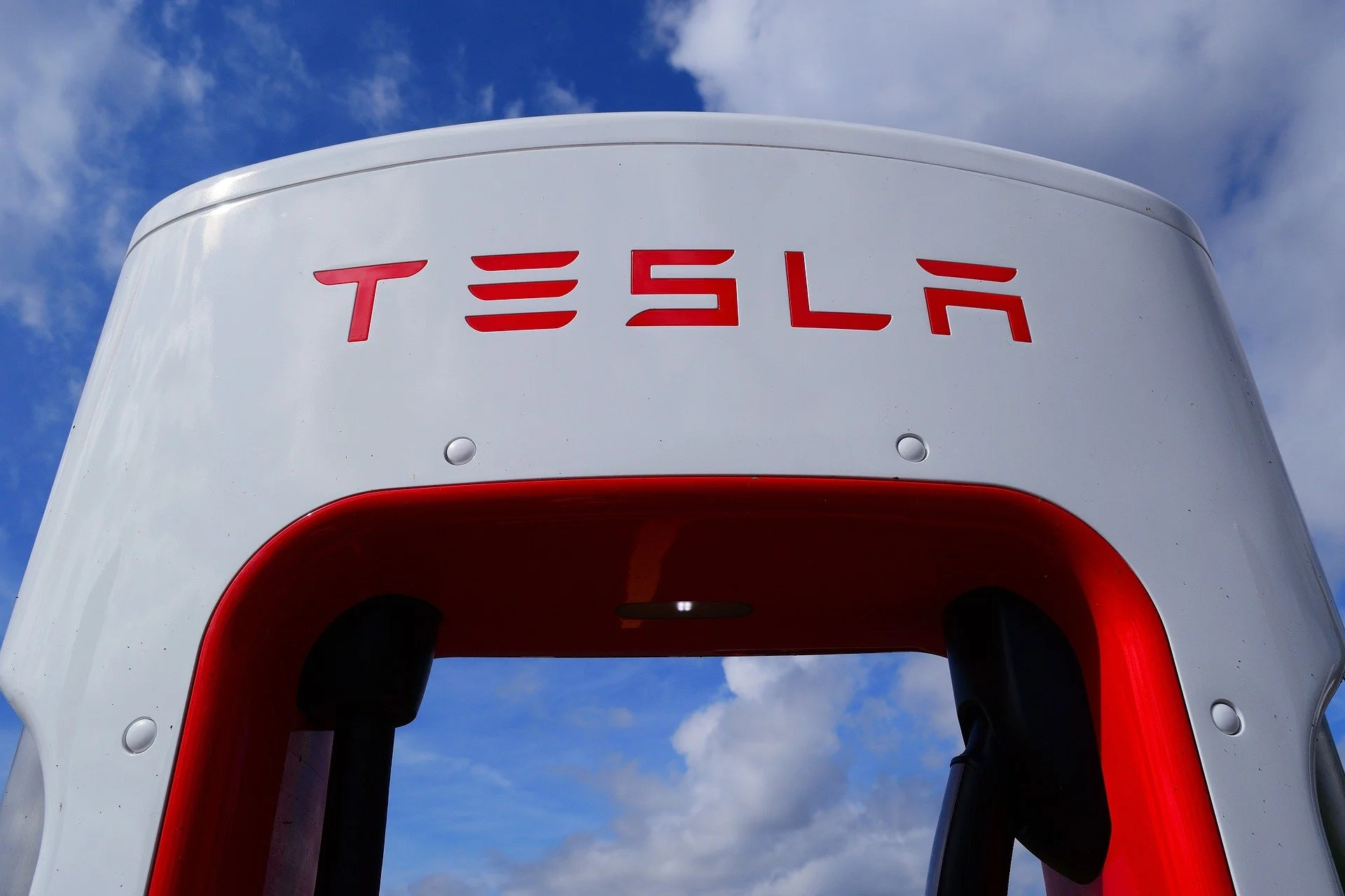Positive Tesla results help Nasdaq futures maintain their momentum.